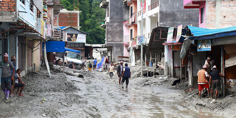 बाढी प्रभावित सिन्धुपाल्चोकमा वैकल्पिक मार्गबाट सवारीका साधन गुड्न थाले